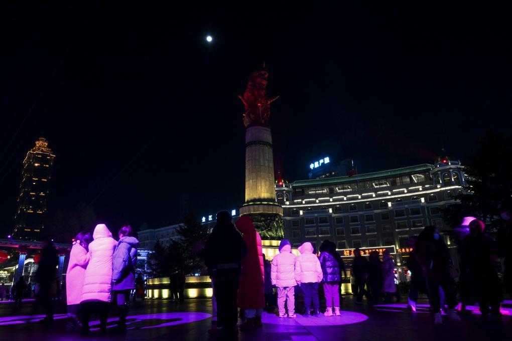 人们在哈尔滨市人民防洪胜利纪念塔赏月。新华社记者 黄博涵 摄