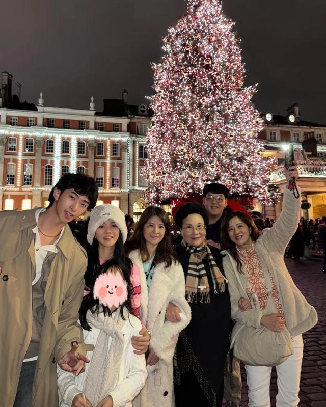 57岁伊能静英国被偶遇!五一带婆婆女儿度假,素颜皮肤好未见秦昊
