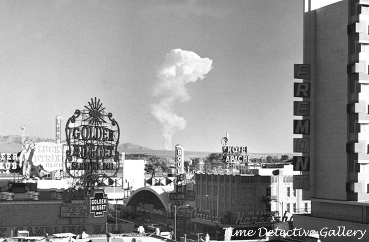 美国1950年代在内华达试验靶场进行核试验期间,附近的拉斯维加斯闹市区都可以看到核弹爆炸后腾起的蘑菇云 社交媒体