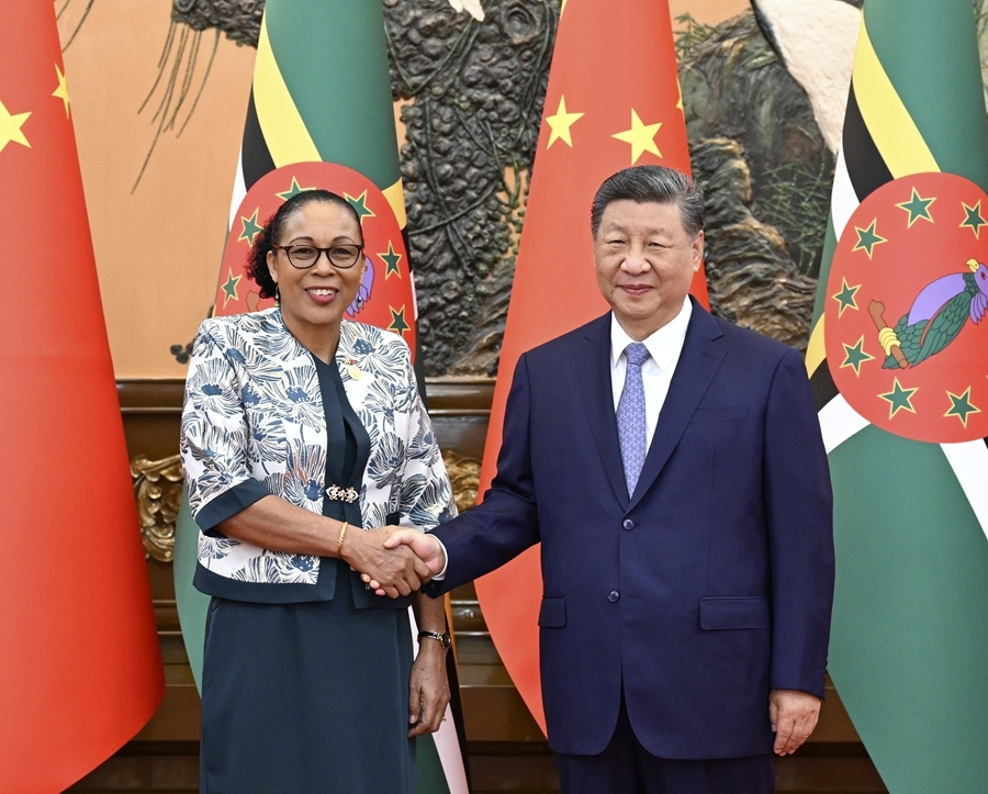 10月14日上午,国家主席习近平在北京人民大会堂会见来华出席全球妇女峰会的多米尼克总统伯顿。