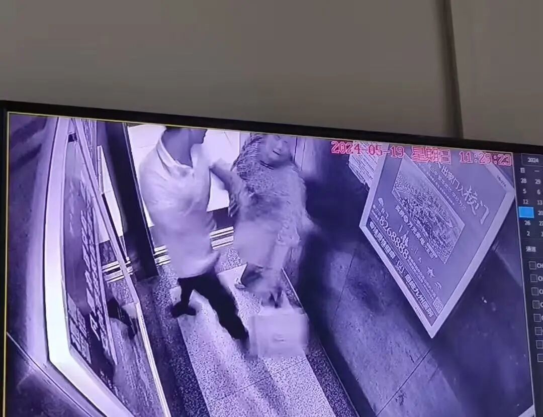 小区电梯的监控,记录了罗某打商文娟耳光的一幕。(图/受访者提供)