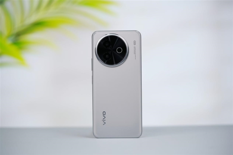 23.5小时霸榜续航榜!vivo Y300i体验评测:超高颜值的一款耐造神机