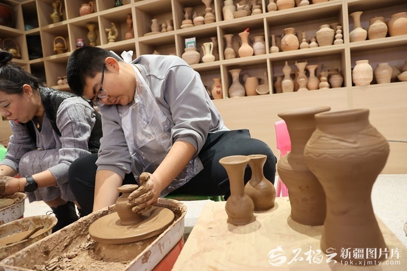 12月7日，市民在库车市龟兹非遗工坊内体验非遗技艺——土陶制作。王红丽摄