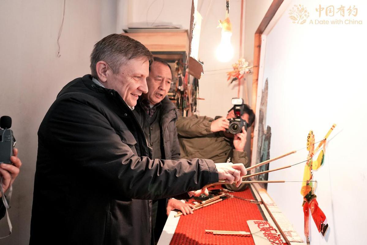 外国朋友体验皮影戏表演。