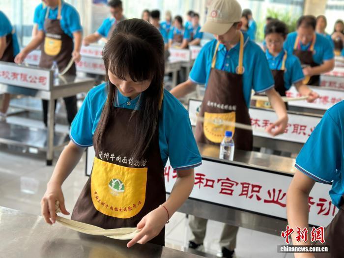 图为港青体验兰州牛肉面拉面过程 王牧雨 摄