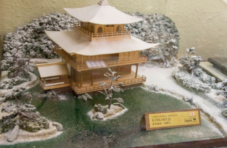 [图片]在萨哈林州立图书馆展出的金阁寺模型。日媒报道配图