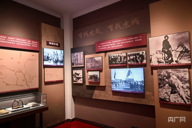“民族英雄吉鸿昌生平展”景象（央广网发 何冰玉 摄）