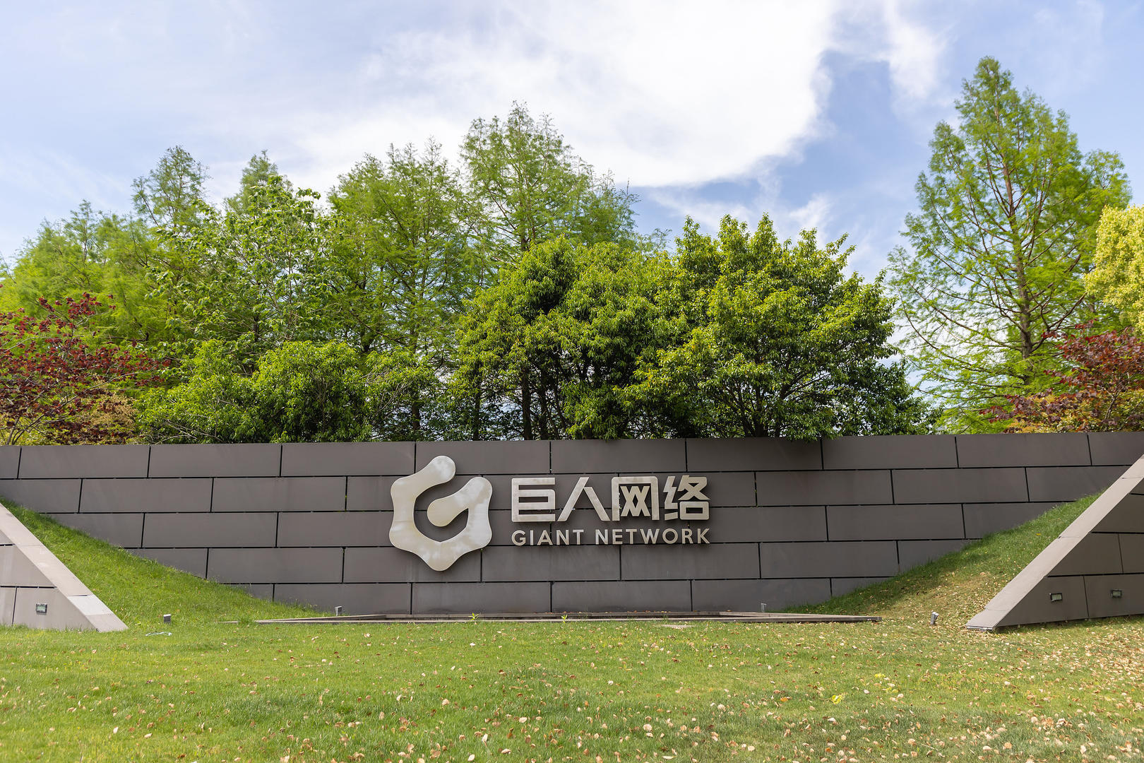 史玉柱旗下公司2.77亿元股权被冻结！巨人网络上月已大涨超60%