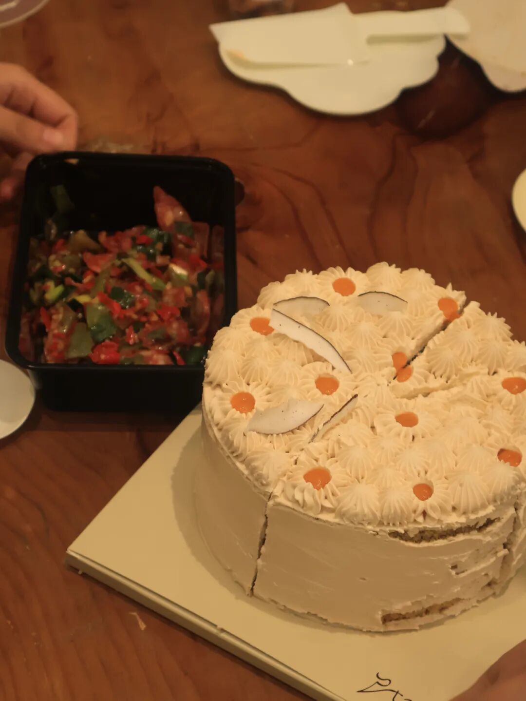 “咸甜永动机”搭配,又吃下一块。(图/牧羊 摄)