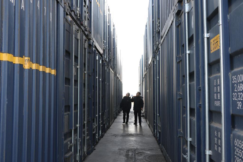 乌拉特海关关员巡查监管作业场所进口煤炭仓储情况。新华社发