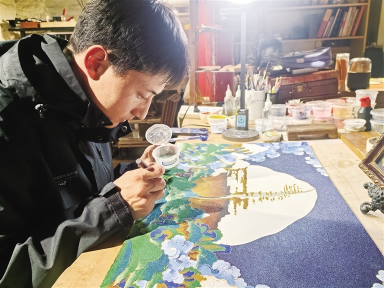 南吉合多杰正在绘制《冈仁波齐》。