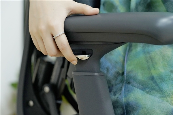 全球首款动态人体工学椅!清闲Libernovo图赏