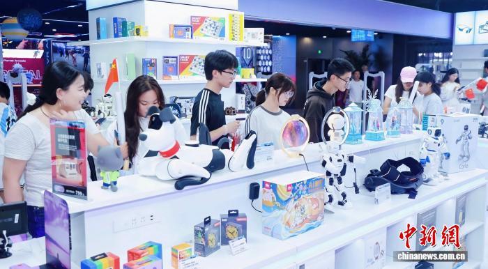 游客在杭州文三数字生活街区“科技新特产集合店”选购伴手礼 文三街区供图