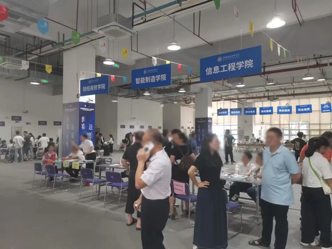 廣東省機(jī)械技師學(xué)院新生報(bào)到當(dāng)天