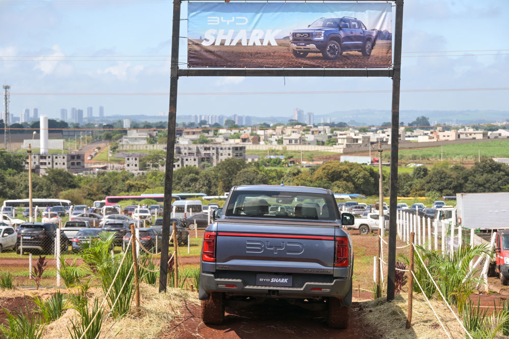 2025年4月29日,在巴西圣保罗州里贝朗普雷图市举行的2025年巴西农业科技展上,一辆比亚迪皮卡进行越野演示。新华社记者 陈昊佺 摄