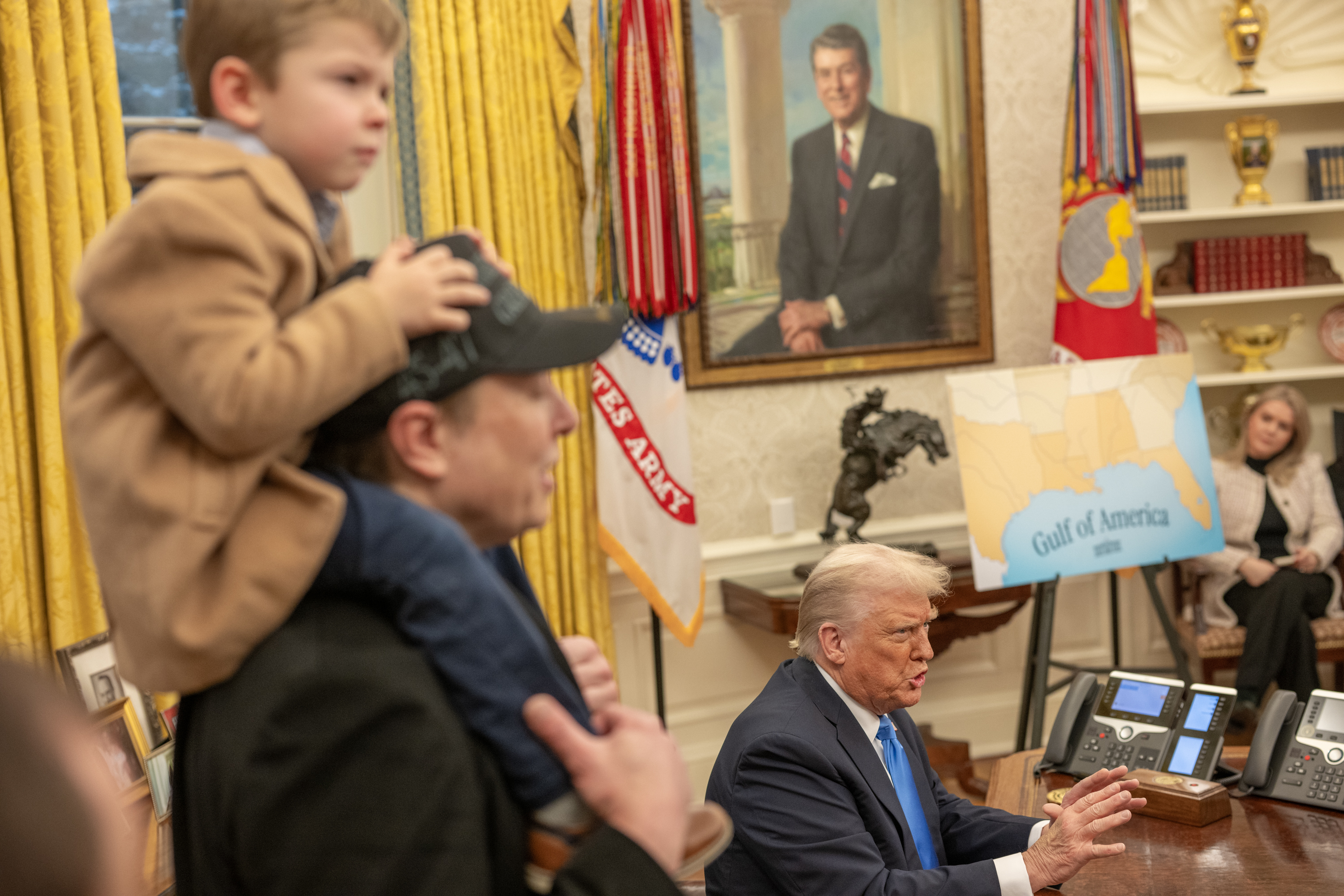 马斯克上任首月掀效率风暴：省下550亿美元，解雇8万多公务员_凤凰网