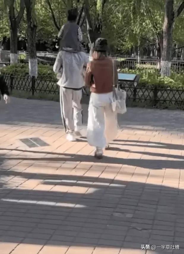 张歆艺袁弘带娃逛公园,袁弘扛娃超有爱,张歆艺状态也太好