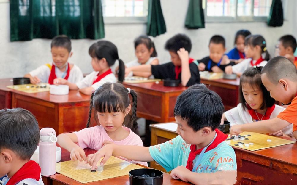 学生在广东潮州校园参加围棋普及活动。潮州市围棋协会供图