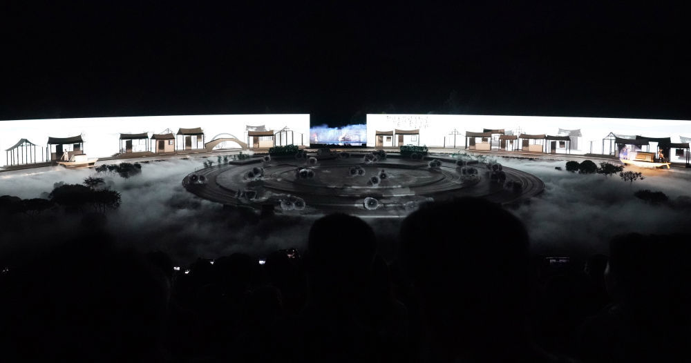 2025年5月29日，觀眾在承德元寶山腳下觀看實(shí)景演出《鼎盛王朝·康熙大典》,。該演出以承德獨(dú)特的自然元素和人文元素為創(chuàng)作基礎(chǔ),，講述了從修建避暑山莊到確立華夏版圖的宏大歷史故事。