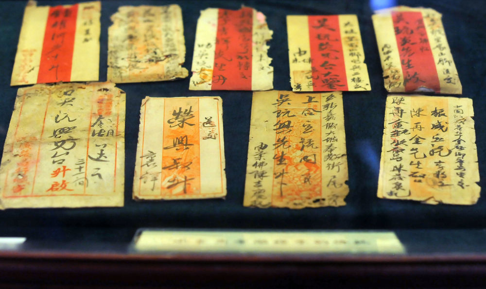 这是汕头市侨批文物馆馆藏的部分侨批。潮汕方言中，“批”意为“信”。“侨批”是旧时海外华侨华人寄给国内侨眷的书信与汇款的合称。这一文化遗产主要分布于粤、闽两省，广东潮汕地区目前仍有大量侨批遗存。