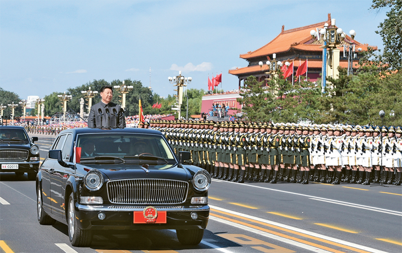 2015年9月3日，纪念中国人民抗日战争暨世界反法西斯战争胜利70周年大会在北京隆重举行。这是中共中央总书记、国家主席、中央军委主席习近平检阅受阅部队。 新华社记者 李学仁/摄