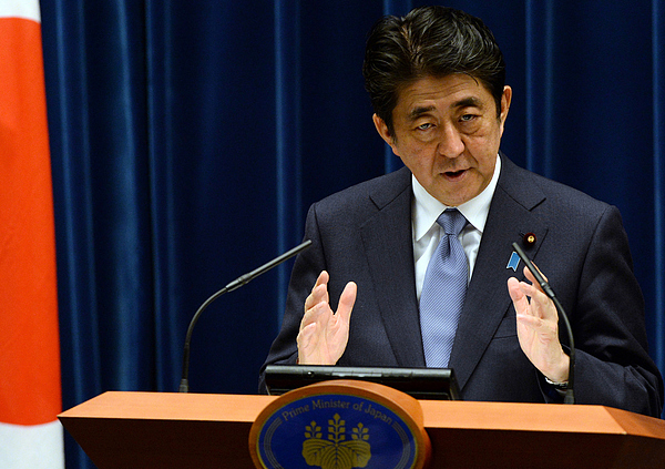 2015年8月14日,时任日本首相安倍晋召开记者会,发表战后70周年首相谈话。 视觉中国