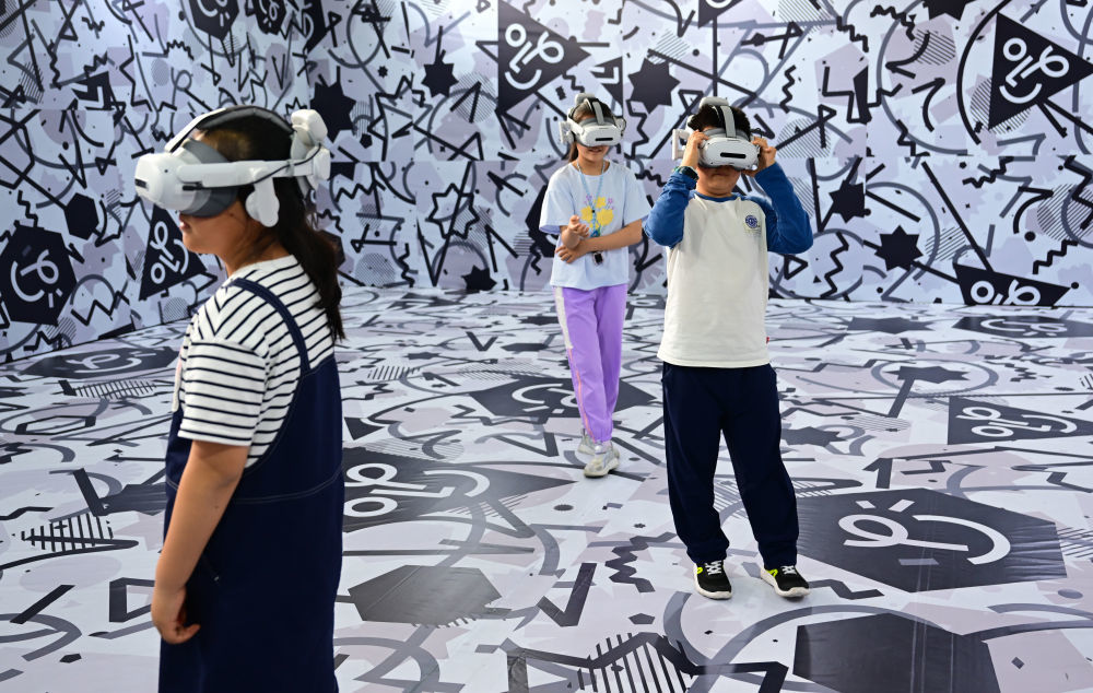 4月26日，小朋友们在第三届中国（安徽）科技创新成果转化交易会上体验VR设备。新华社记者 周牧 摄