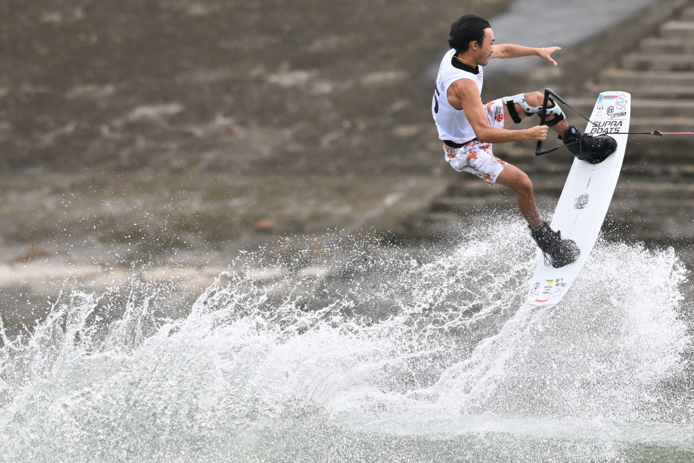 8月10日,日本选手手塚翔太在2025年成都世运会男子尾波滑水自由式比赛中。新华社记者 陈振海 摄