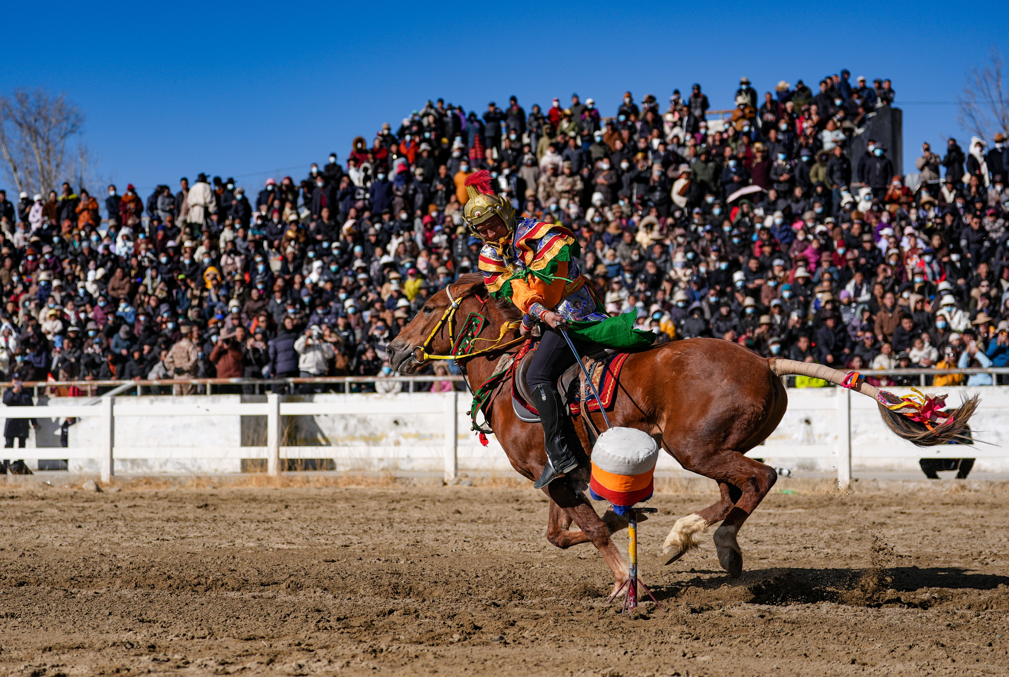 藏历新年初三民族传统马术表演暨民族赛马活动在拉萨市北郊赛马场举行