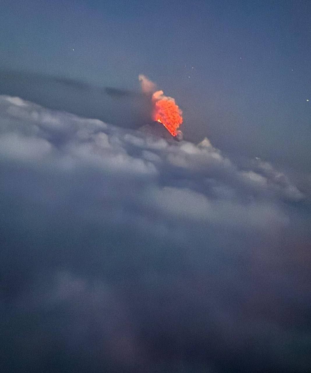 俄罗斯科学院地球物理研究所发布的克柳切夫火山喷发的航拍照片