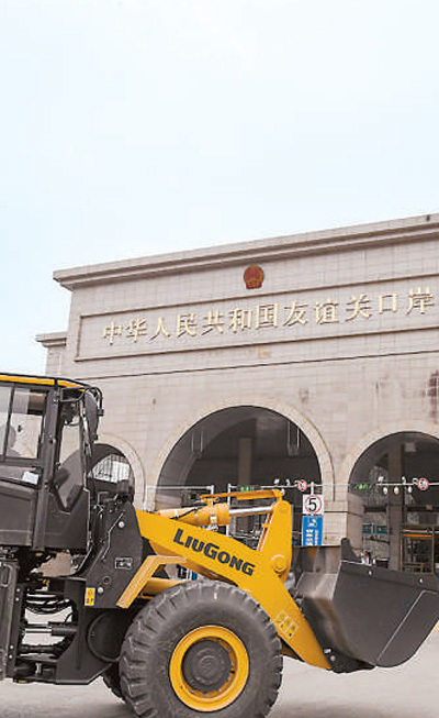 在广西凭祥友谊关口岸，一批装载机驶过口岸出口越南。新华社记者 曹祎铭摄