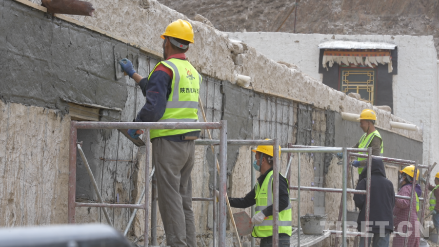 图为日喀则市定日县受灾民房维修加固施工