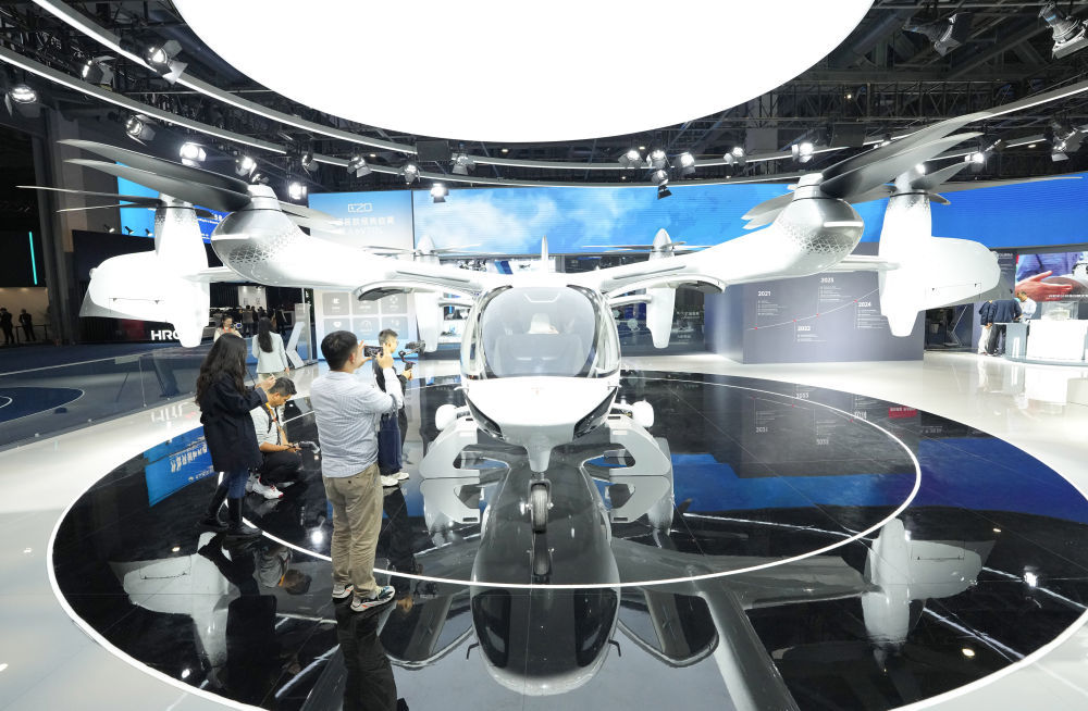 2025年11月5日在第八届进博会汽车及智慧出行展区拍摄的时的科技E20 eVTOL(电动垂直起降飞行器)。在第八届进博会上,一批新型移动出行产品与创新技术集中亮相。从智能驾驶到低空出行,从新能源解决方案到人性化设计……一幅多元化、立体化的未来出行图景正徐徐展开。
