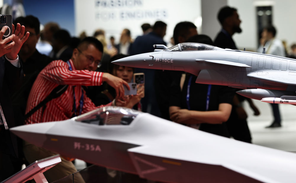 在法国巴黎近郊布尔歇机场举行的第55届巴黎航展上,人们在中国航空工业集团展台参观歼-35A、歼-10CE等模型(2025年6月17日摄)。新华社记者 高静 摄