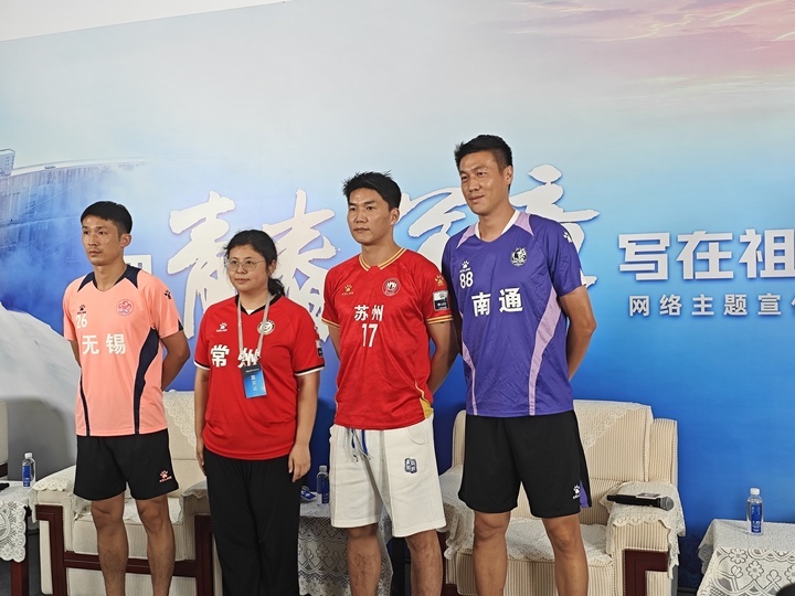 张敬宇（左二）