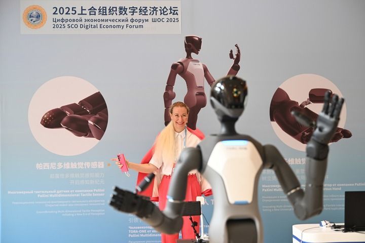 参会嘉宾在2025上合组织数字经济论坛上体验操控人形机器人(2025年7月11日摄)。新华社记者 李然 摄