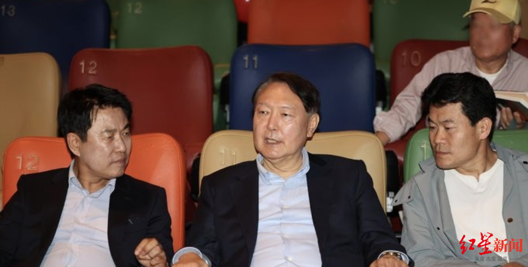 ▲尹锡悦同李英敦(左)、全韩吉(右)坐在一起