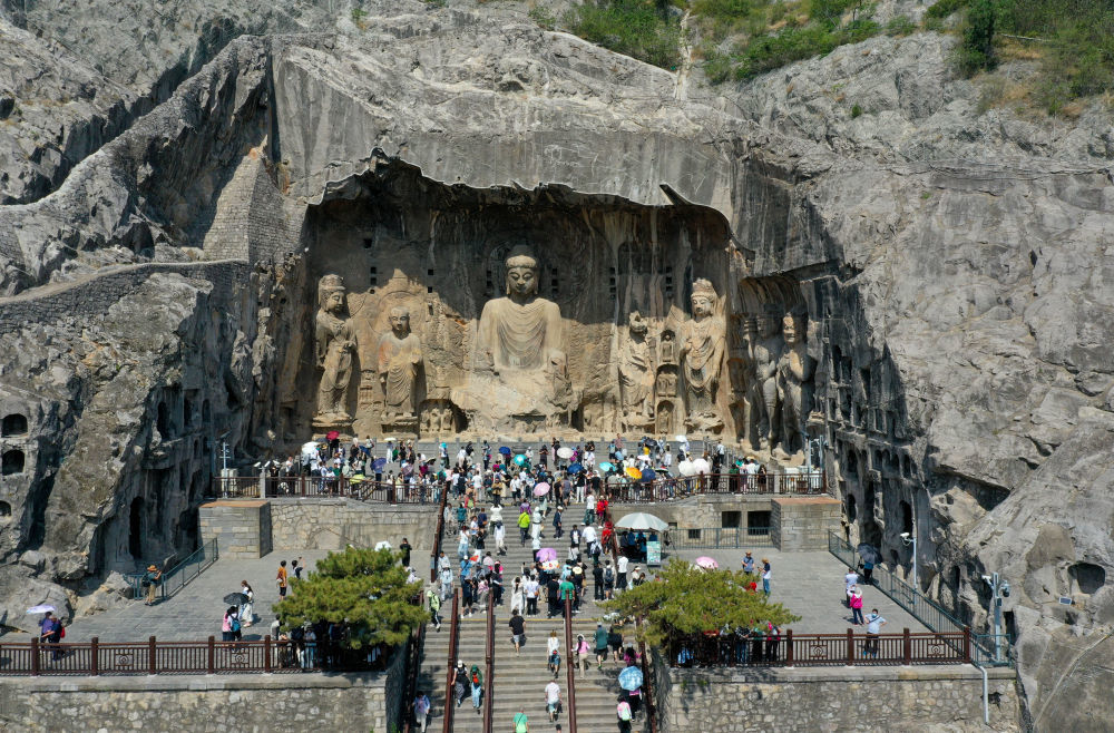 5月20日，游客在龙门石窟游玩（无人机照片）。新华社记者 郝源 摄