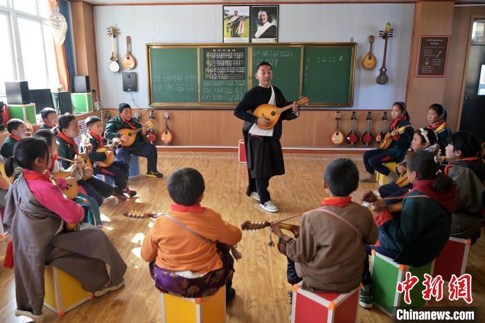 2月26日，甘肃省甘南藏族自治州玛曲县寄宿制藏族小学龙头琴弹唱社团活动，加措正在教孩子们弹唱。九美旦增 摄
