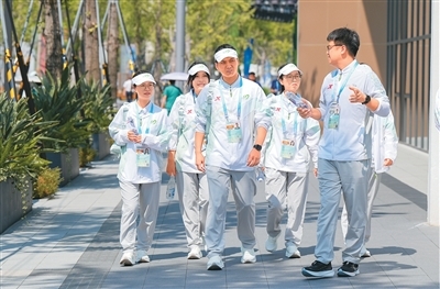 志愿者在成都世运会运动员村A区巡村。 新华社记者 王 曦摄