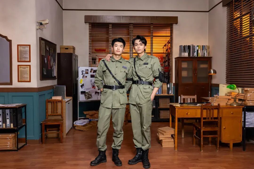 雷淞然和张呈在舞台上合影留念。