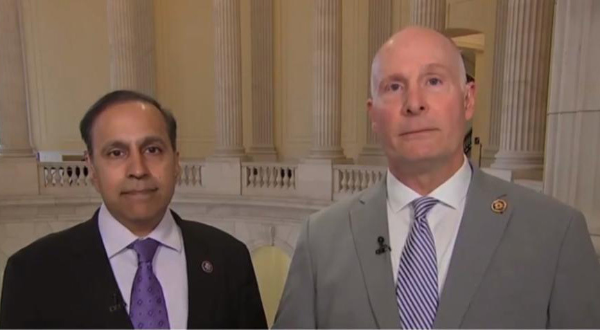 克里希纳莫西(左)和穆莱纳尔(右)