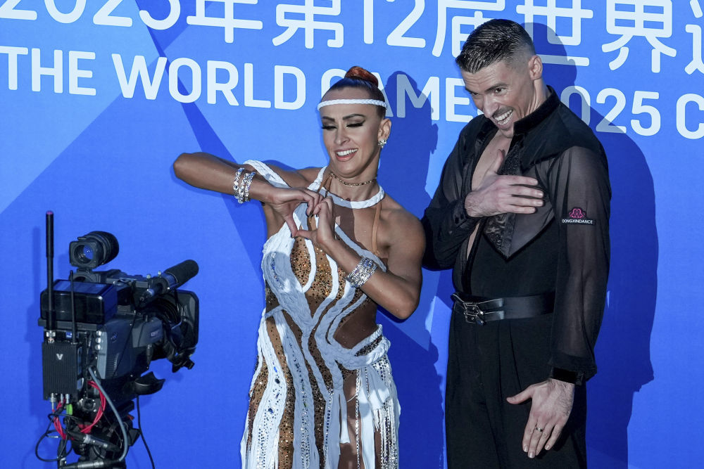 8月8日，德国组合巴兰（右）/莫申斯卡在2025年成都世运会体育舞蹈项目拉丁舞决赛中等待成绩。最终，他们获得冠军。新华社记者 李博 摄