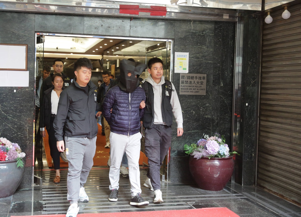 香港警方到涉事工程公司调查搜证,带走一名嫌疑人。图源:“香