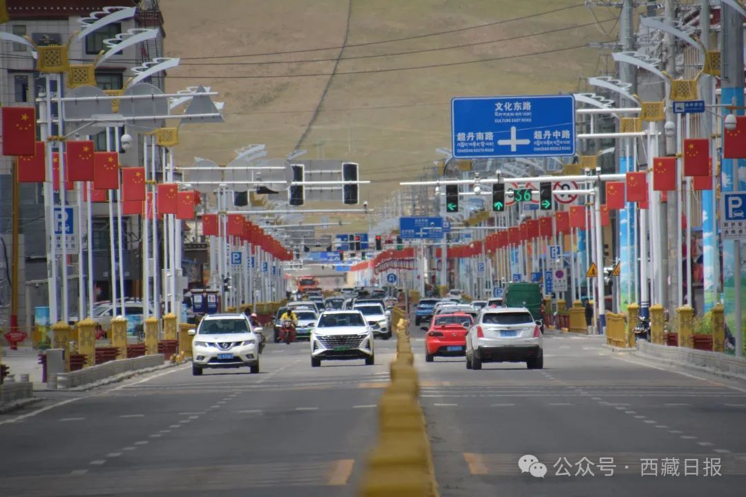 图为那曲市文化东路两旁路灯杆上悬挂的五星红旗灯牌，热烈庆祝西藏自治区成立60周年。记者 汪纯 摄