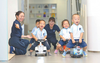 福建省福州市一家托育园内,小朋友们在做游戏。谢贵明摄(影像中国)