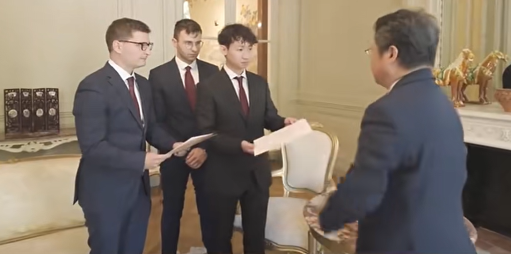中国驻法国大使馆8月4日举行法国友人马库斯·德雷特斯向中方捐赠抗战历史照片交接仪式。