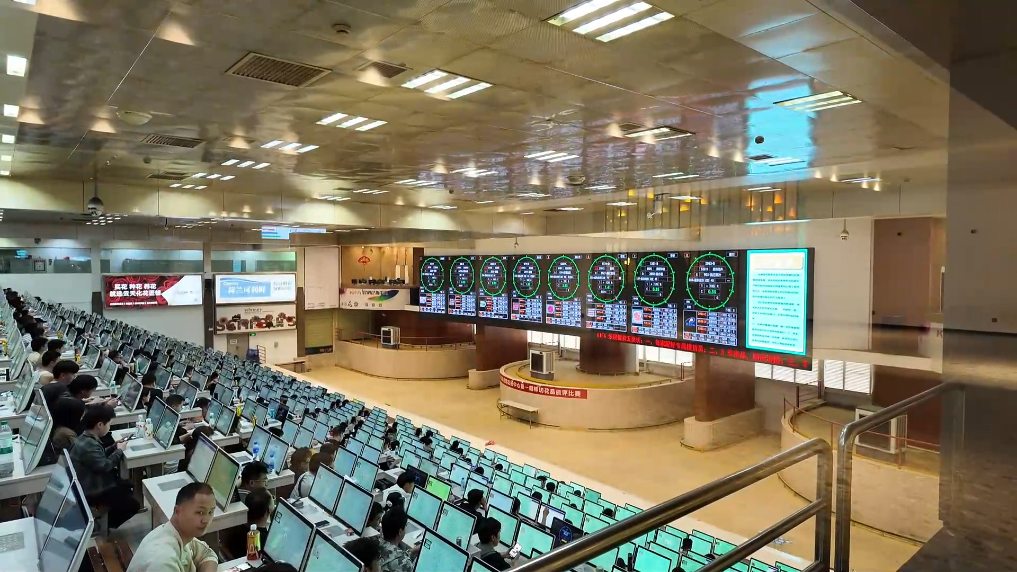 在昆明国际花卉拍卖交易中心，工作人员正在工作。新华社记者 孙敏 摄