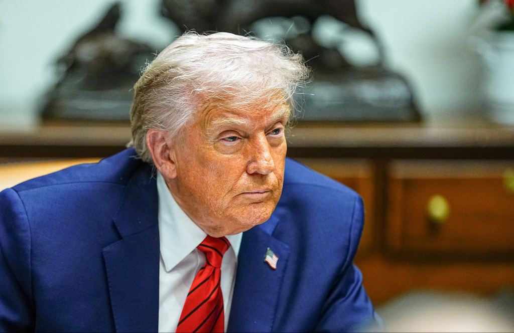 当地时间2025年12月10日,美国华盛顿,美国总统特朗普在白宫罗斯福厅举行圆桌会议。 视觉中国 图