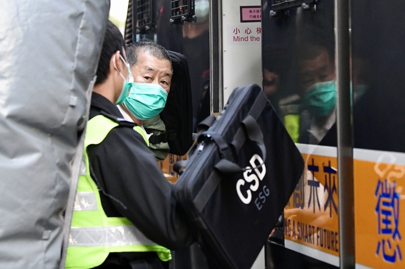 图为2021年2月1日,黎智英由惩教署人员押上囚车(资料图)。 中新社记者 李志华 摄 IC Photo